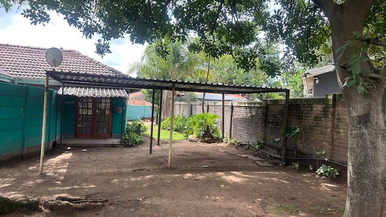 Photo 11 of 28