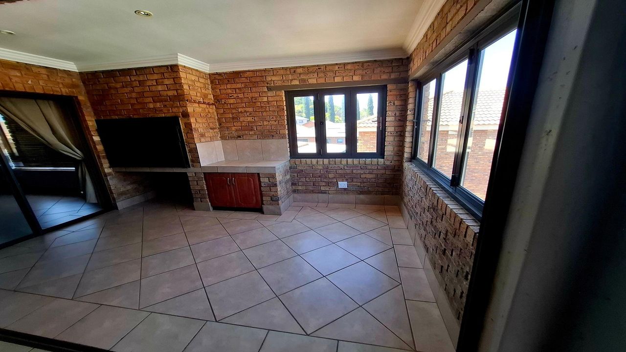 Photo 14 of 28