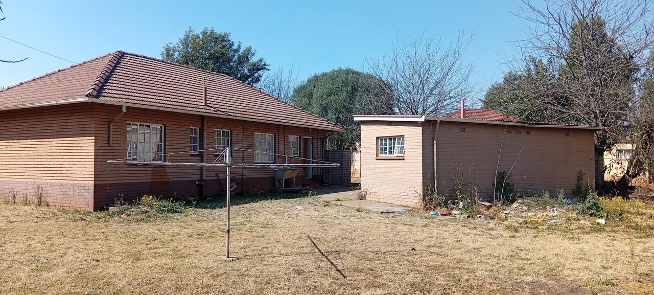 Photo 3 of 23