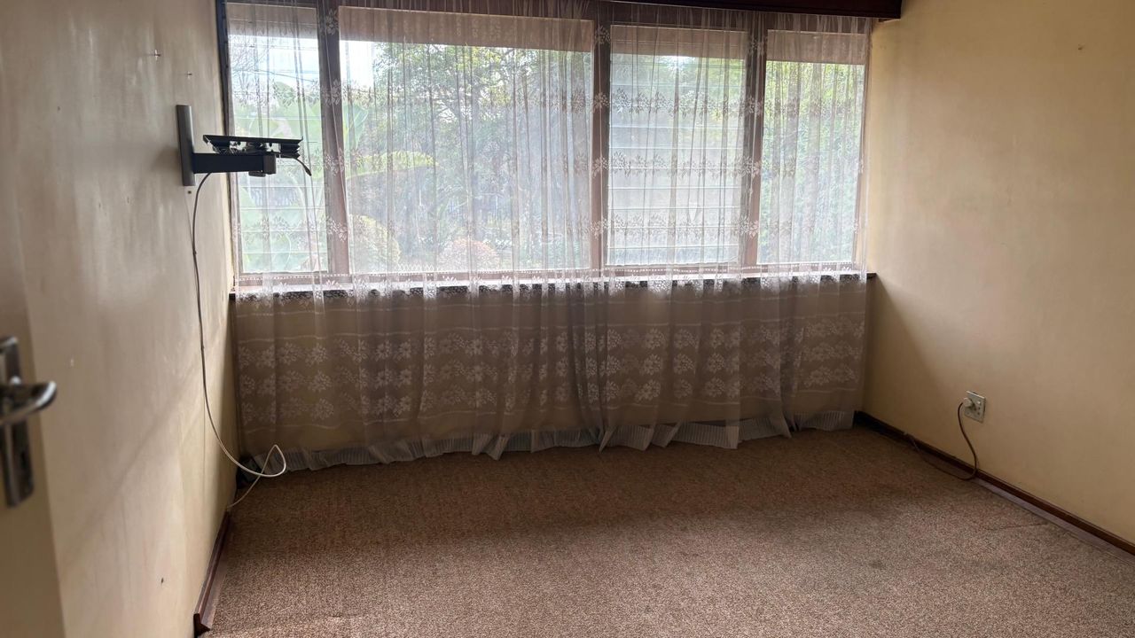 Photo 21 of 27