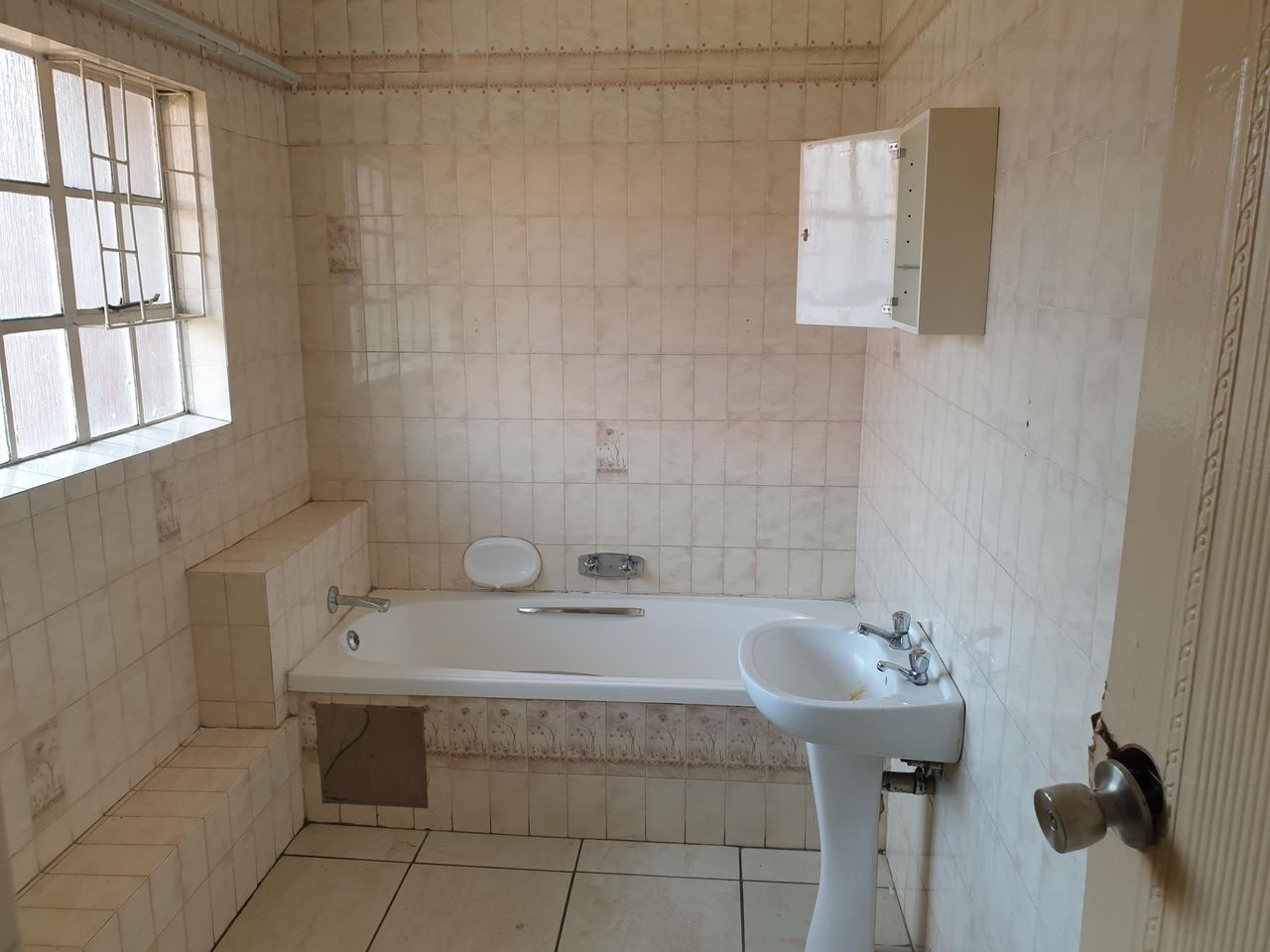 Photo 4 of 18
