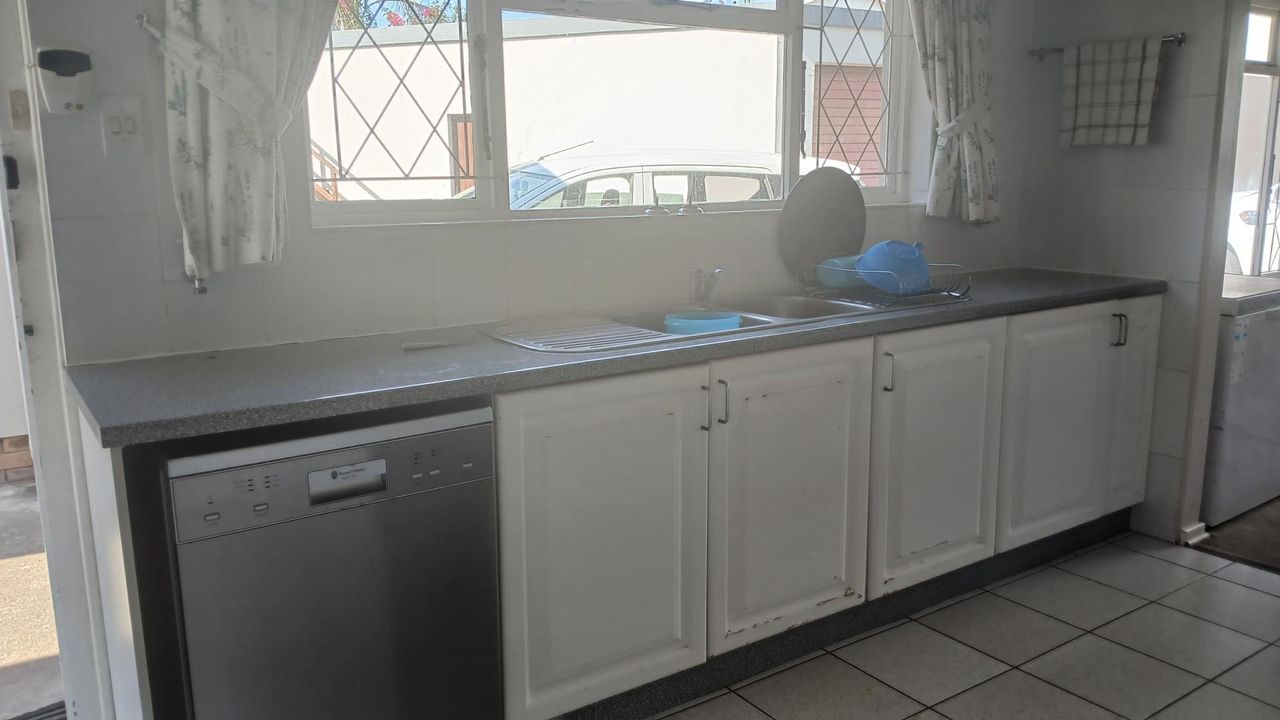 Photo 4 of 27