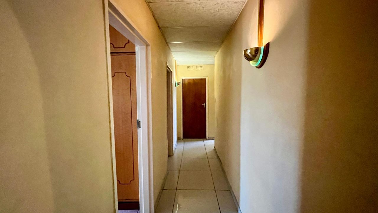 Photo 14 of 28