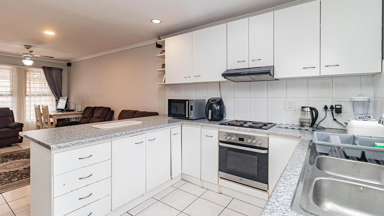 Photo of 2 Bedroom house for sale in Oakglen, Bellville