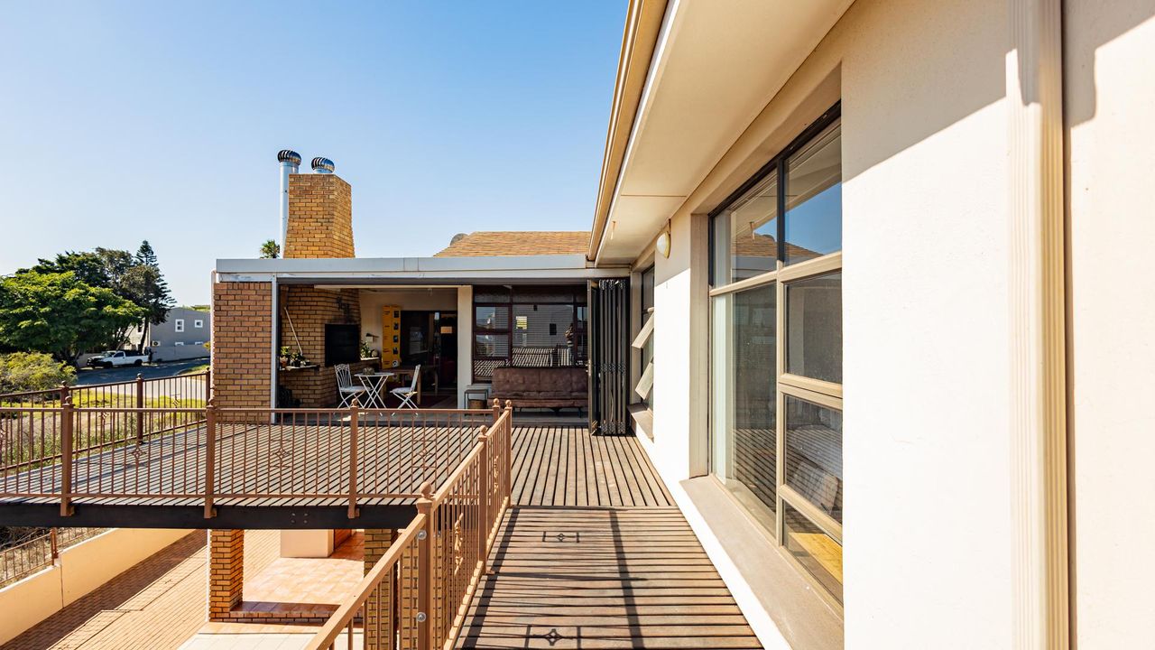 Photo of 6 Bedroom house sold in Middedorp, Langebaan