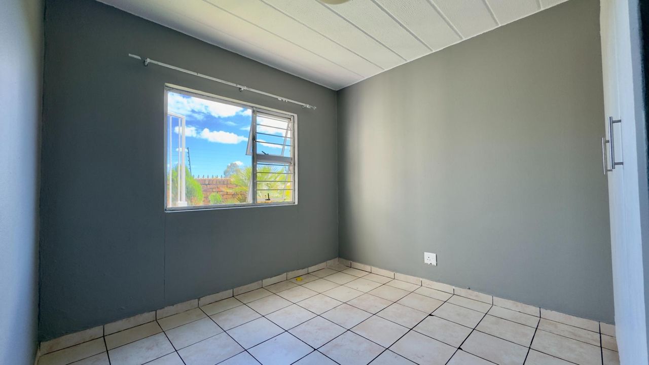 Photo 23 of 28