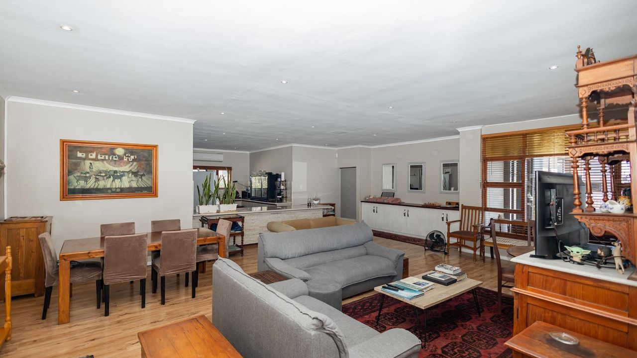 Photo of 6 Bedroom house sold in Middedorp, Langebaan