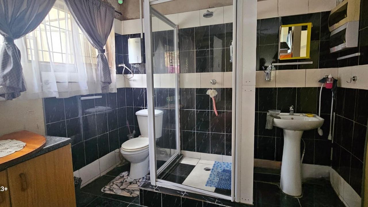 Photo 11 of 18