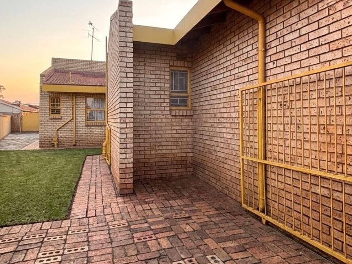 Photo 6 of 27