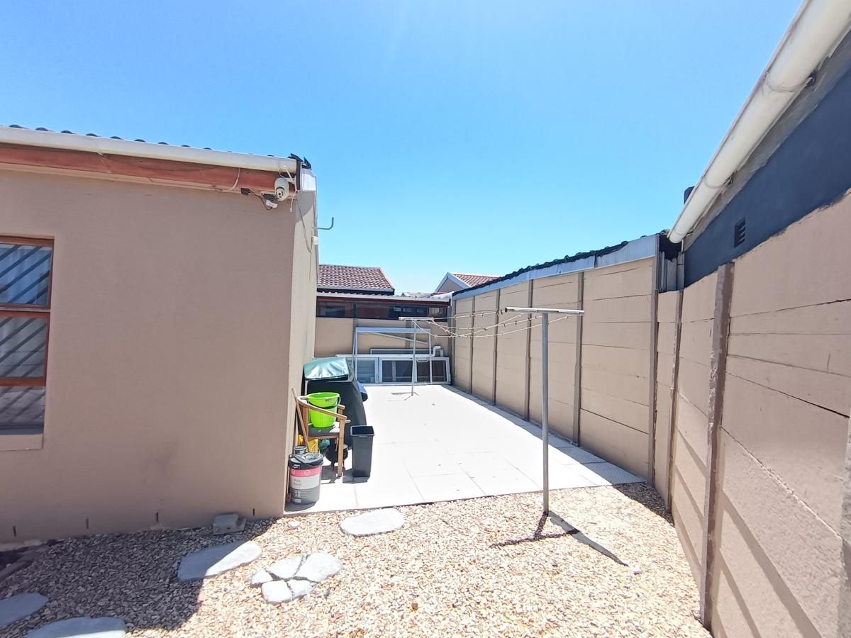 Photo of 2 Bedroom house rented in Weltevreden Valley, Mitchells Plain