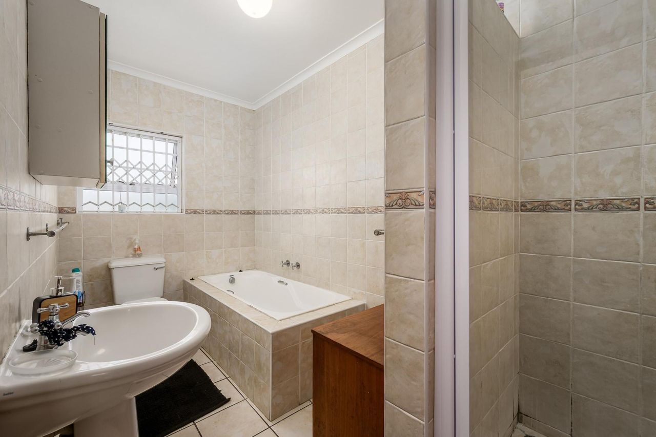 Photo 14 of 32