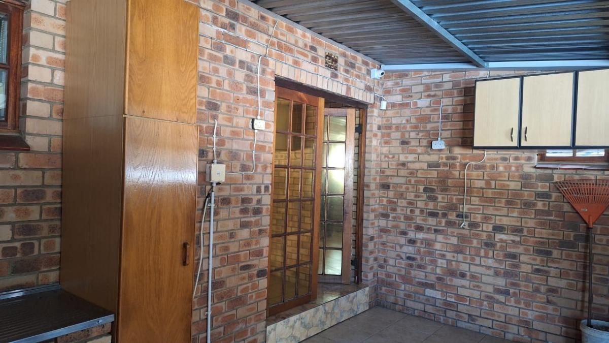 Photo 8 of 20