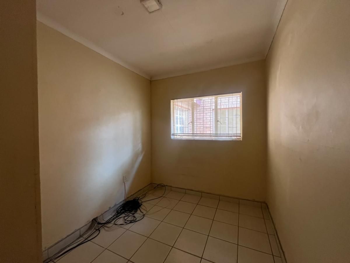 Photo 7 of 23