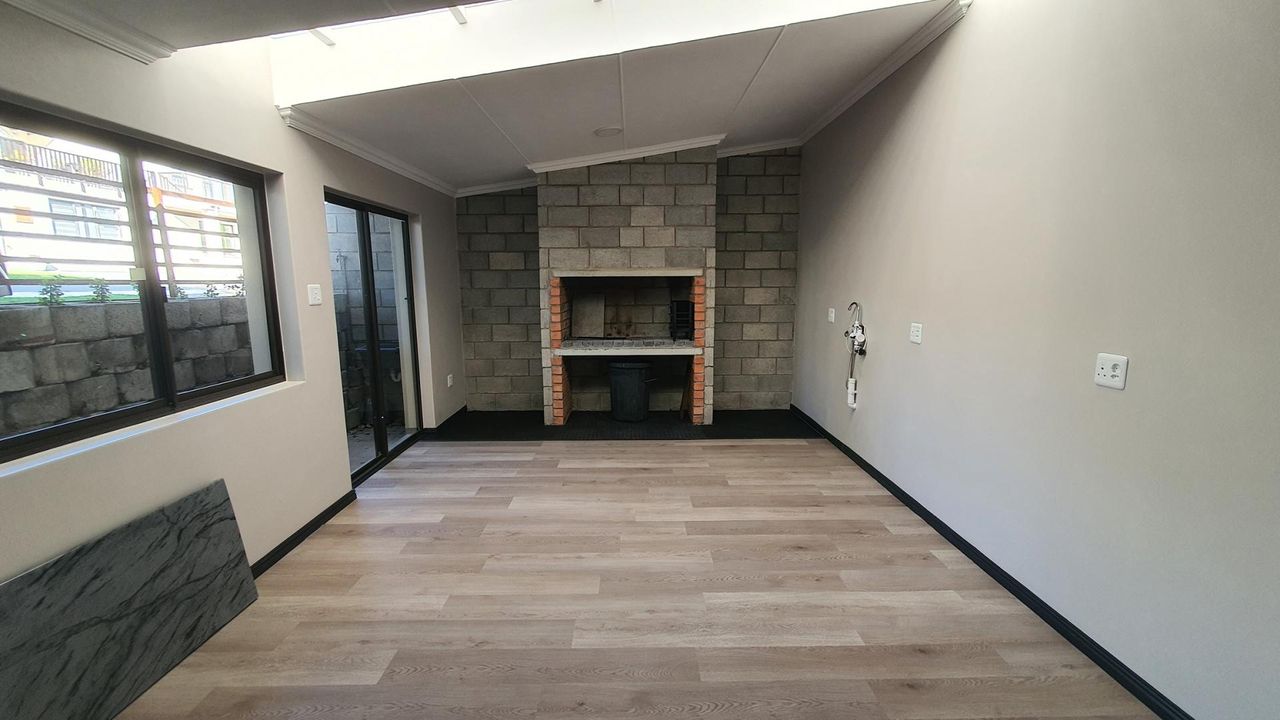 Photo 5 of 28