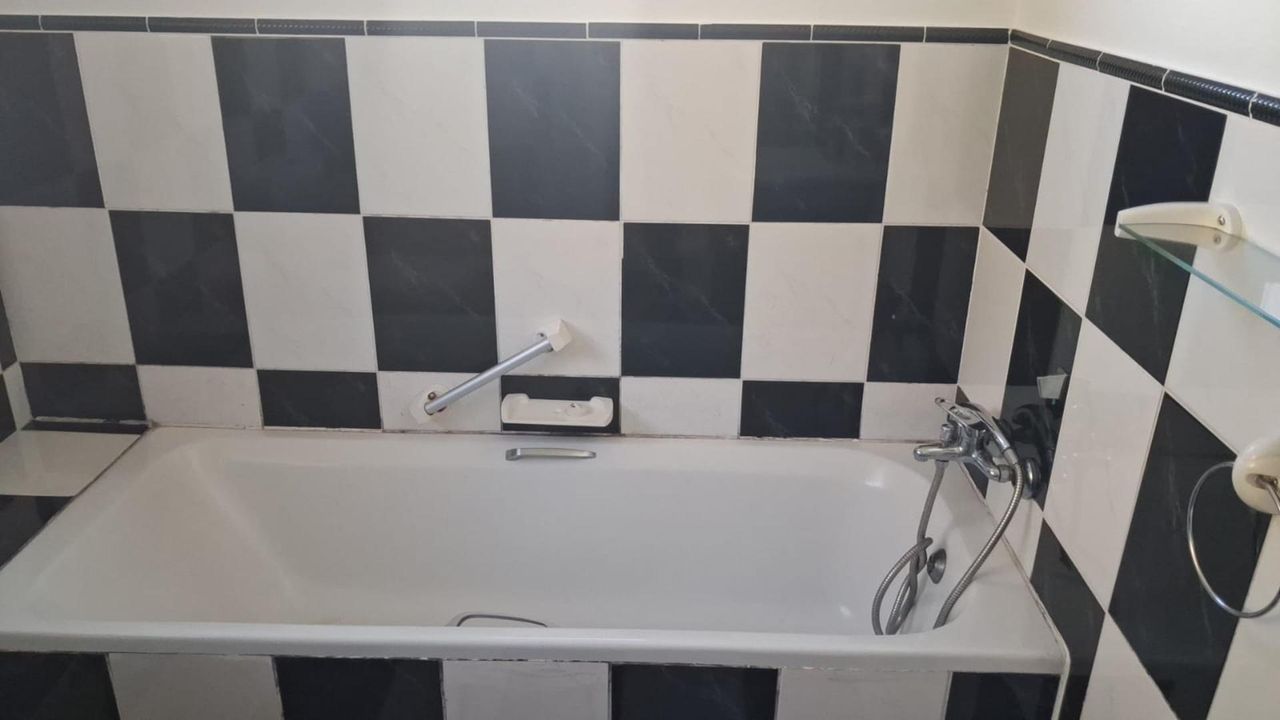 Photo 11 of 44