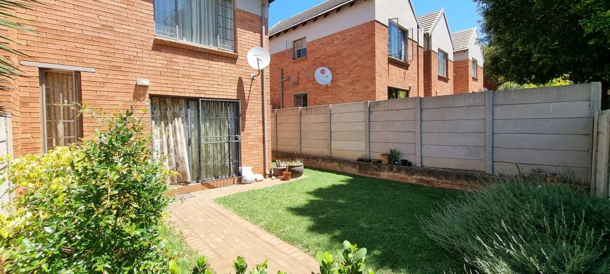 2 Bedroom duplex townhouse - sectional to rent in North Riding, Randburg