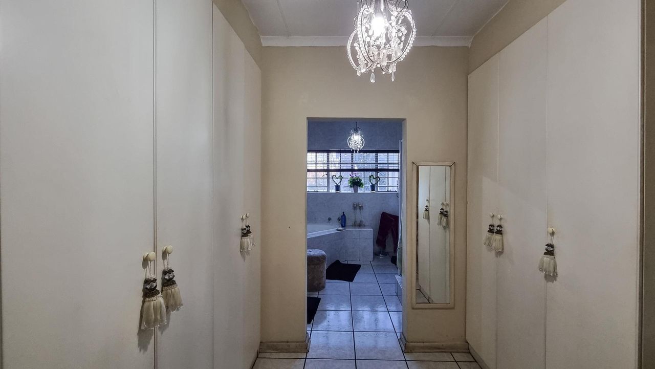 Photo of 8 Bedroom house for sale in Aerorand, Middelburg