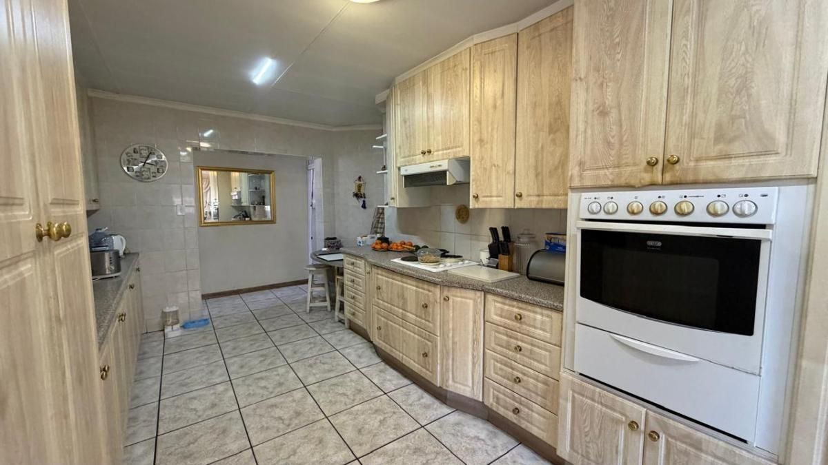 Photo of 8 Bedroom house for sale in Aerorand, Middelburg