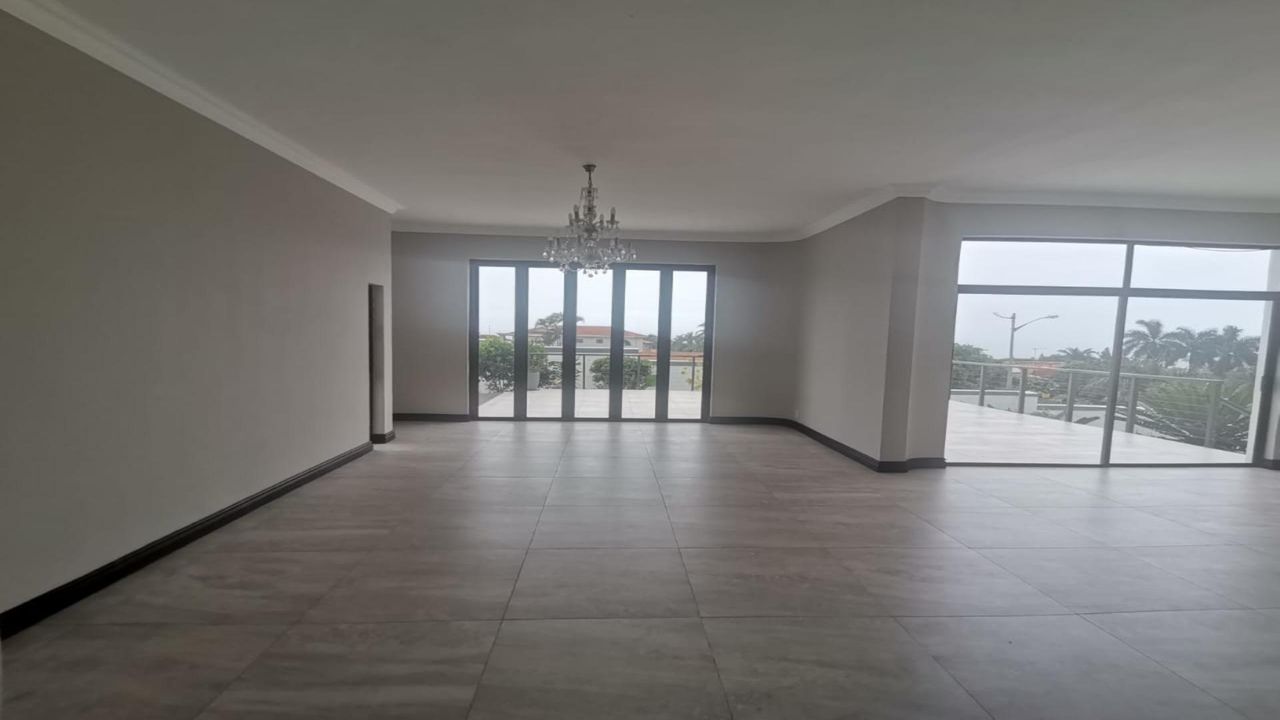 Photo 4 of 24