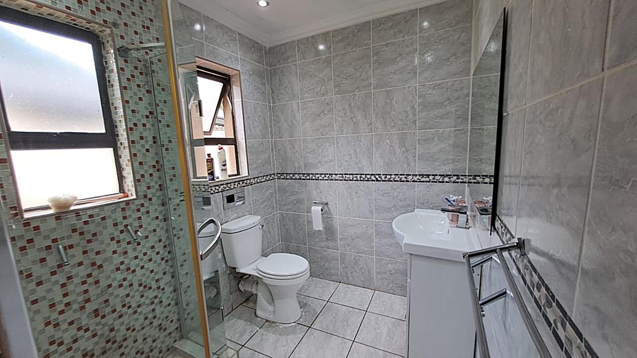 Photo 19 of 23