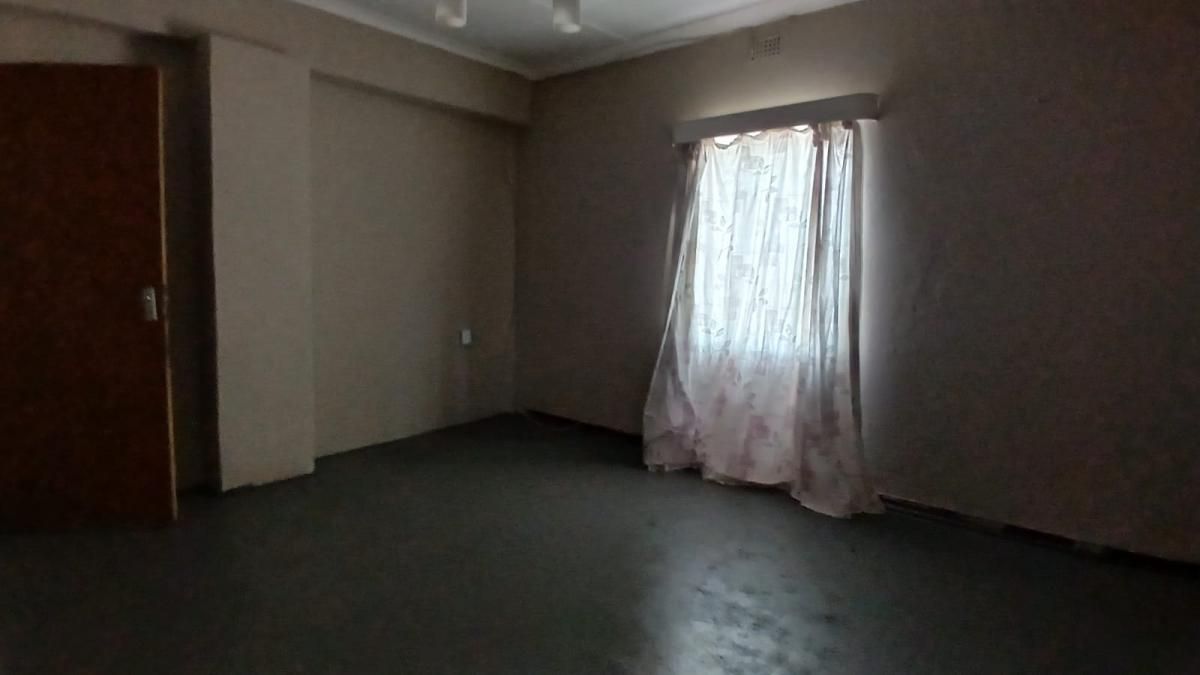 Photo 4 of 23