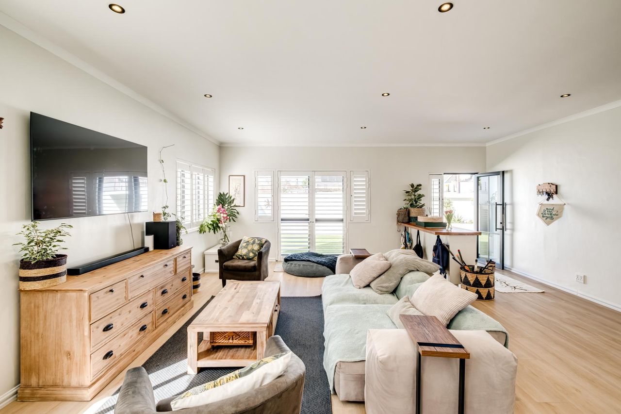 Photo of 5 Bedroom house for sale in Rondebosch, Cape Town