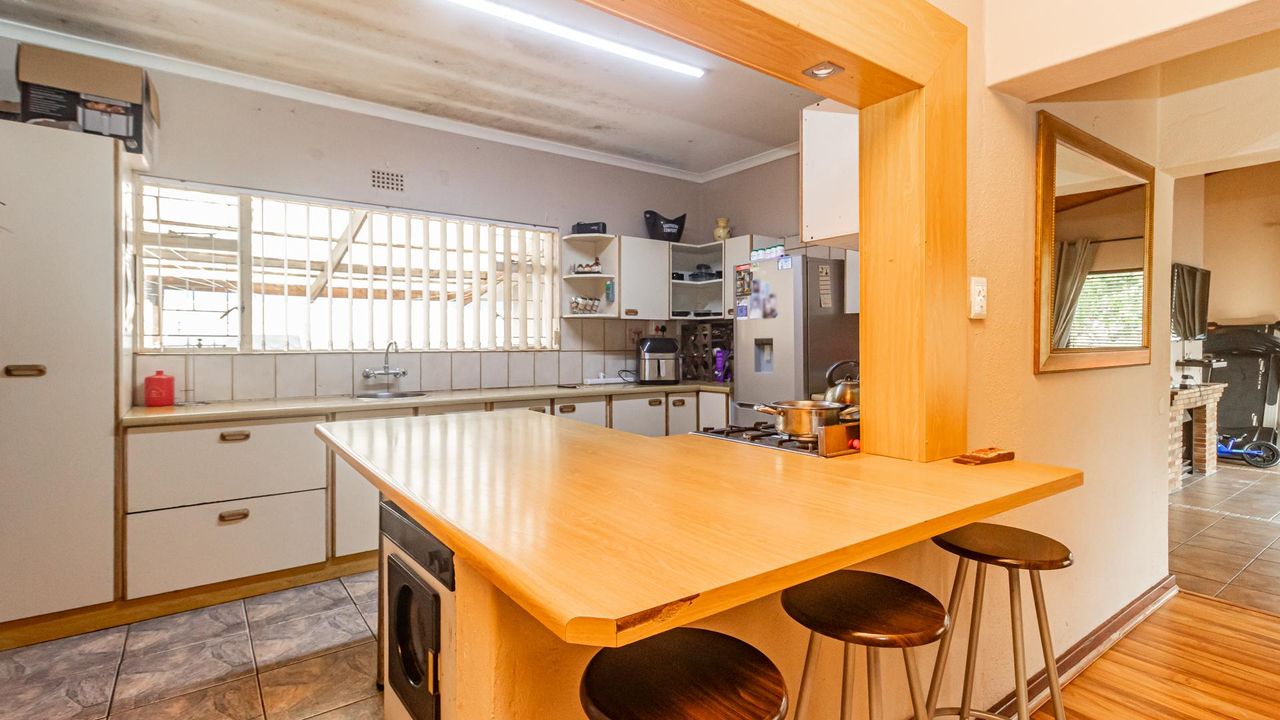 Photo of 4 Bedroom house for sale in Oakglen, Bellville