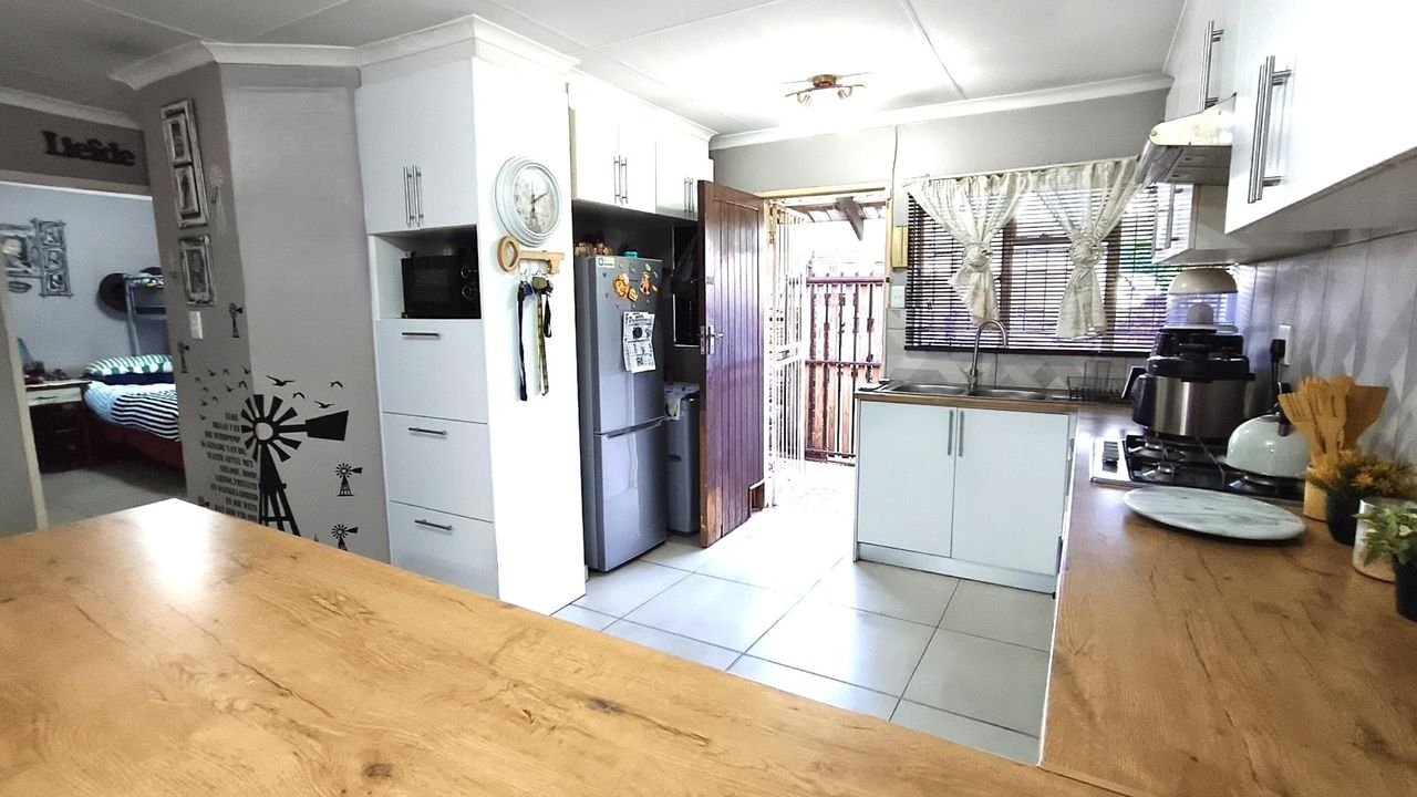 Photo 18 of 23