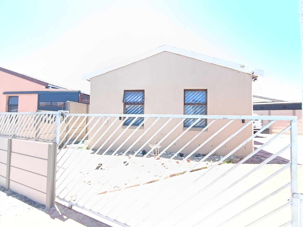Photo of 2 Bedroom house rented in Weltevreden Valley, Mitchells Plain