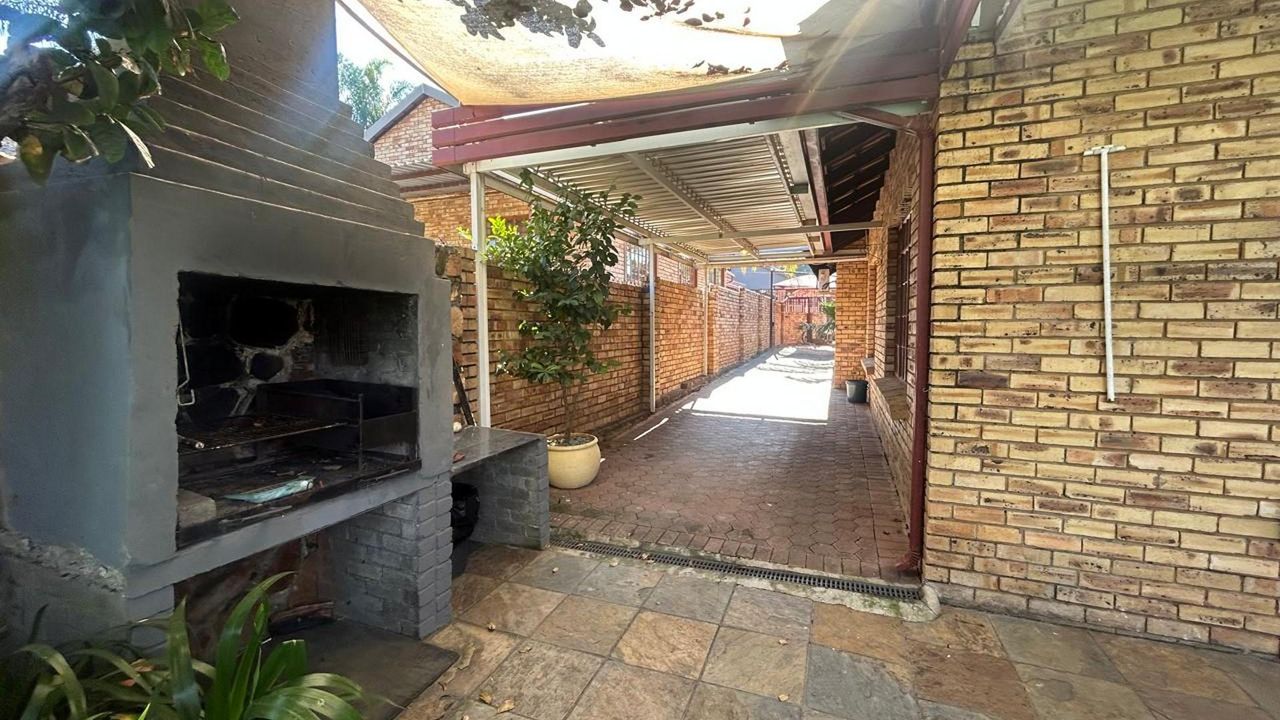Photo 7 of 25