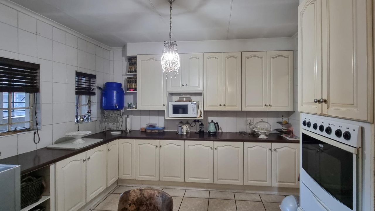 Photo of 8 Bedroom house for sale in Aerorand, Middelburg