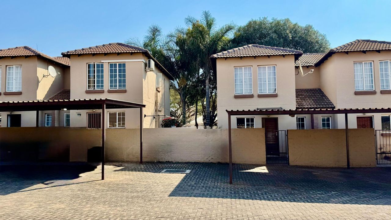 Photo of 2 Bedroom duplex townhouse - sectional for sale in Heuwelsig Estate, Centurion