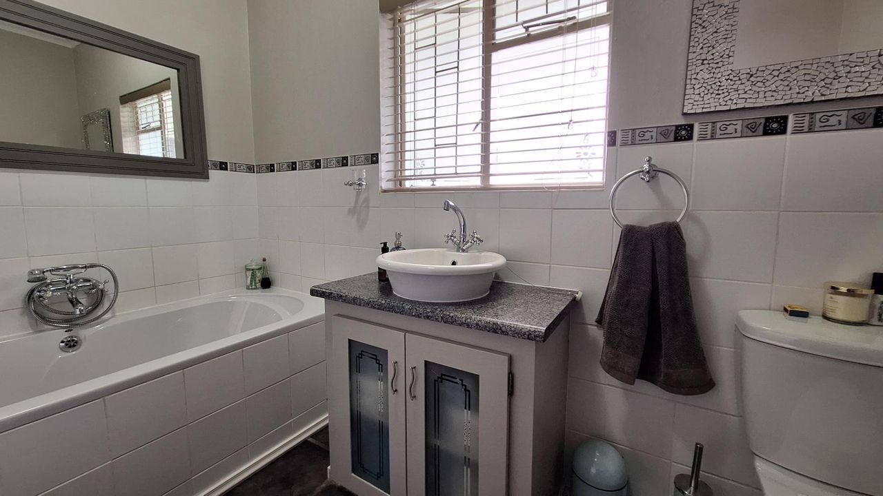 Photo 19 of 25