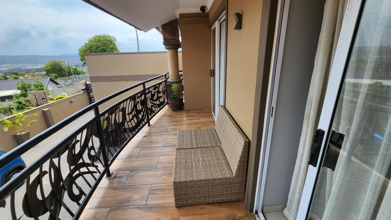 Photo 18 of 28