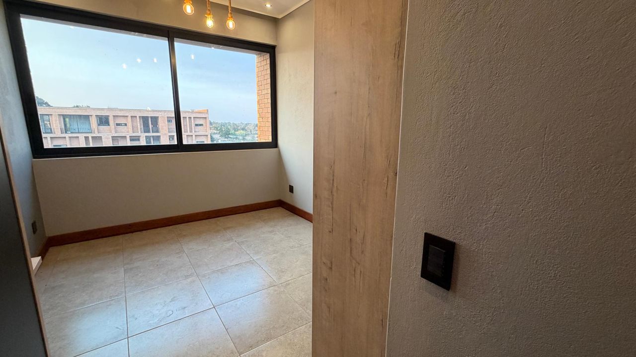 Photo 18 of 28