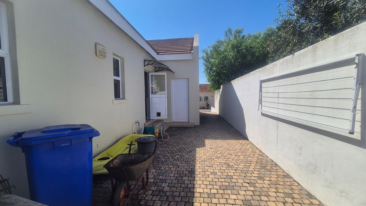 Photo 10 of 32