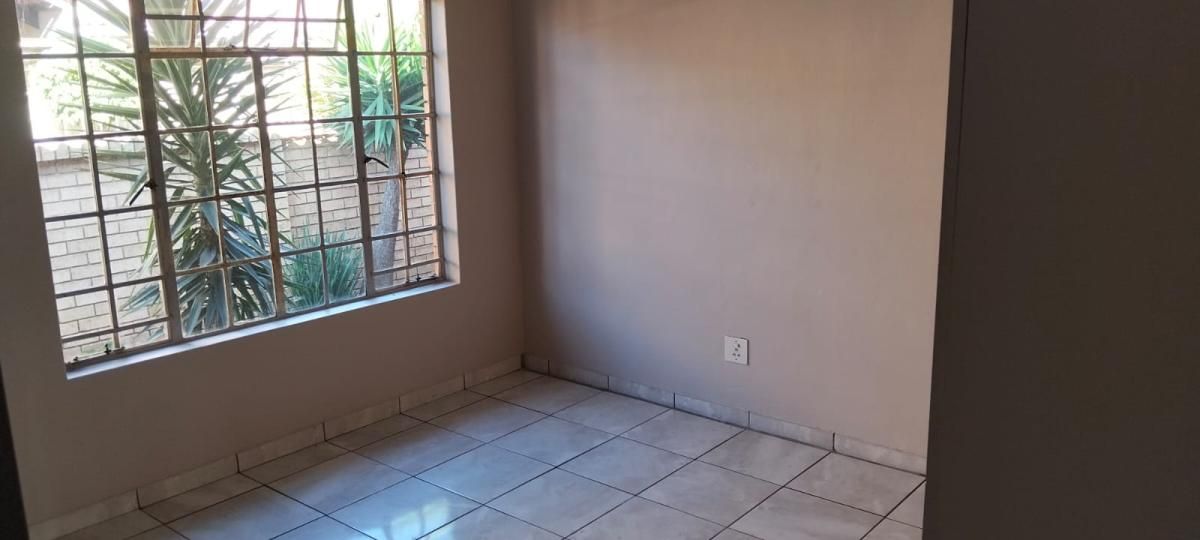 Photo 19 of 33