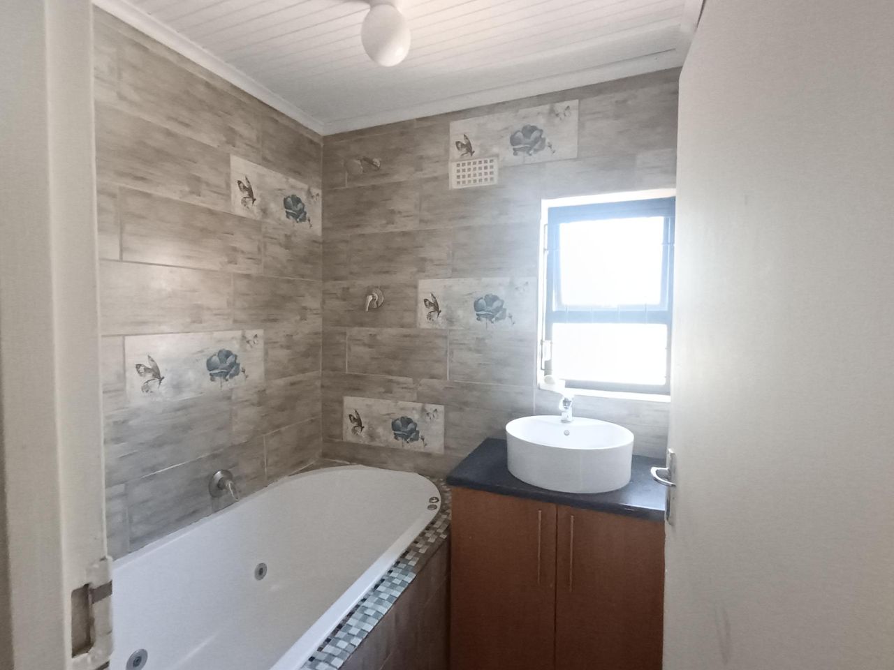 Photo 4 of 24