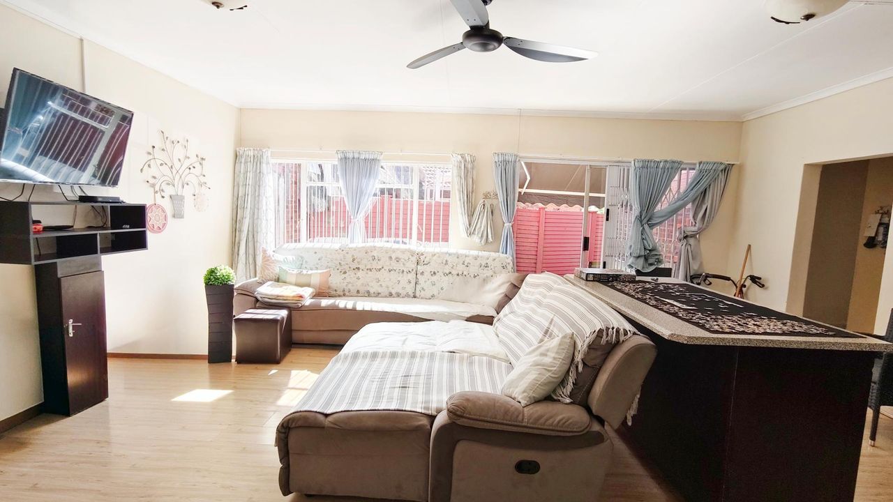 Photo of 6 Bedroom house for sale in Pellissier, Bloemfontein