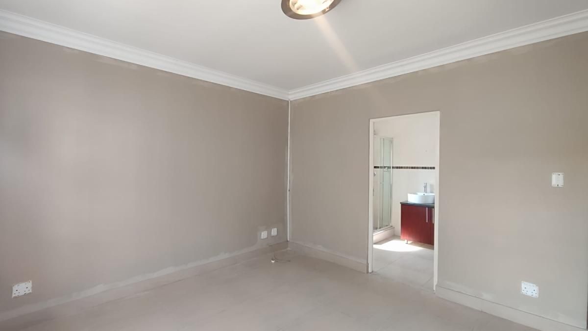 Photo 3 of 23