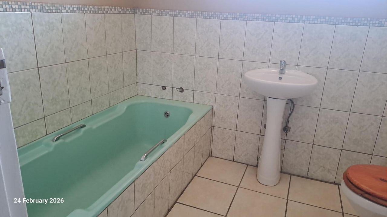 Photo 4 of 6