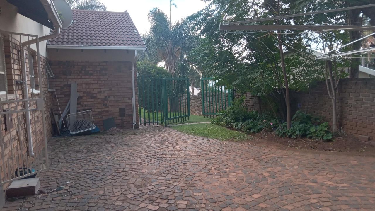 Photo 21 of 28