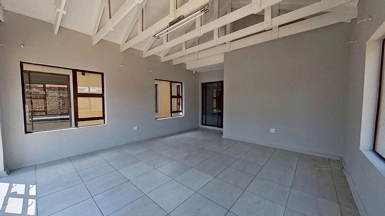 Photo 3 of 23