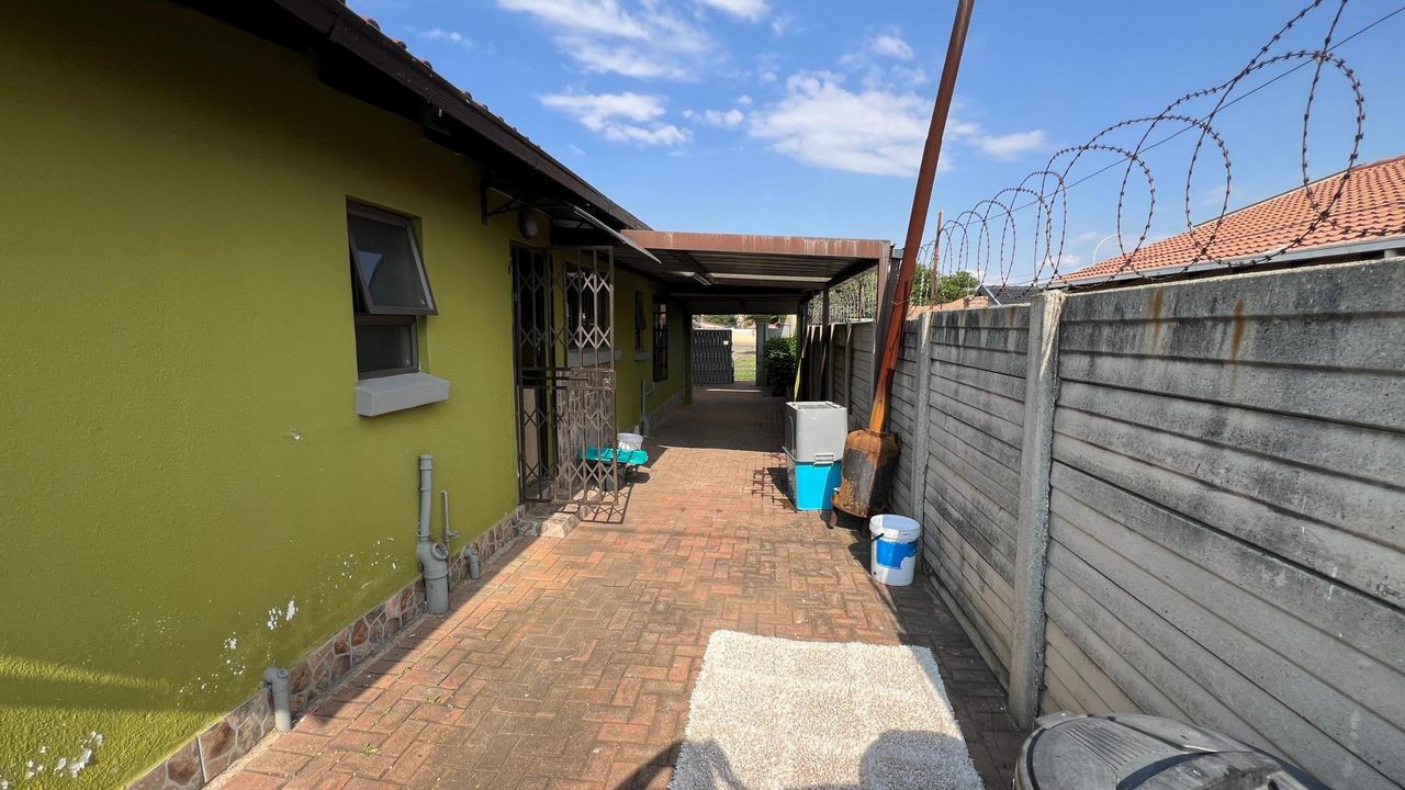 Photo 4 of 24