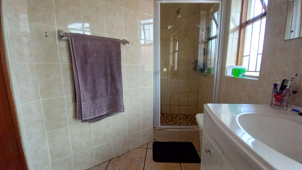 Photo 16 of 23