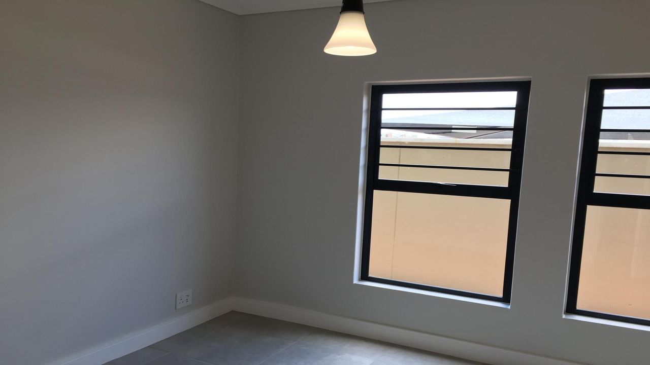 Photo 3 of 18
