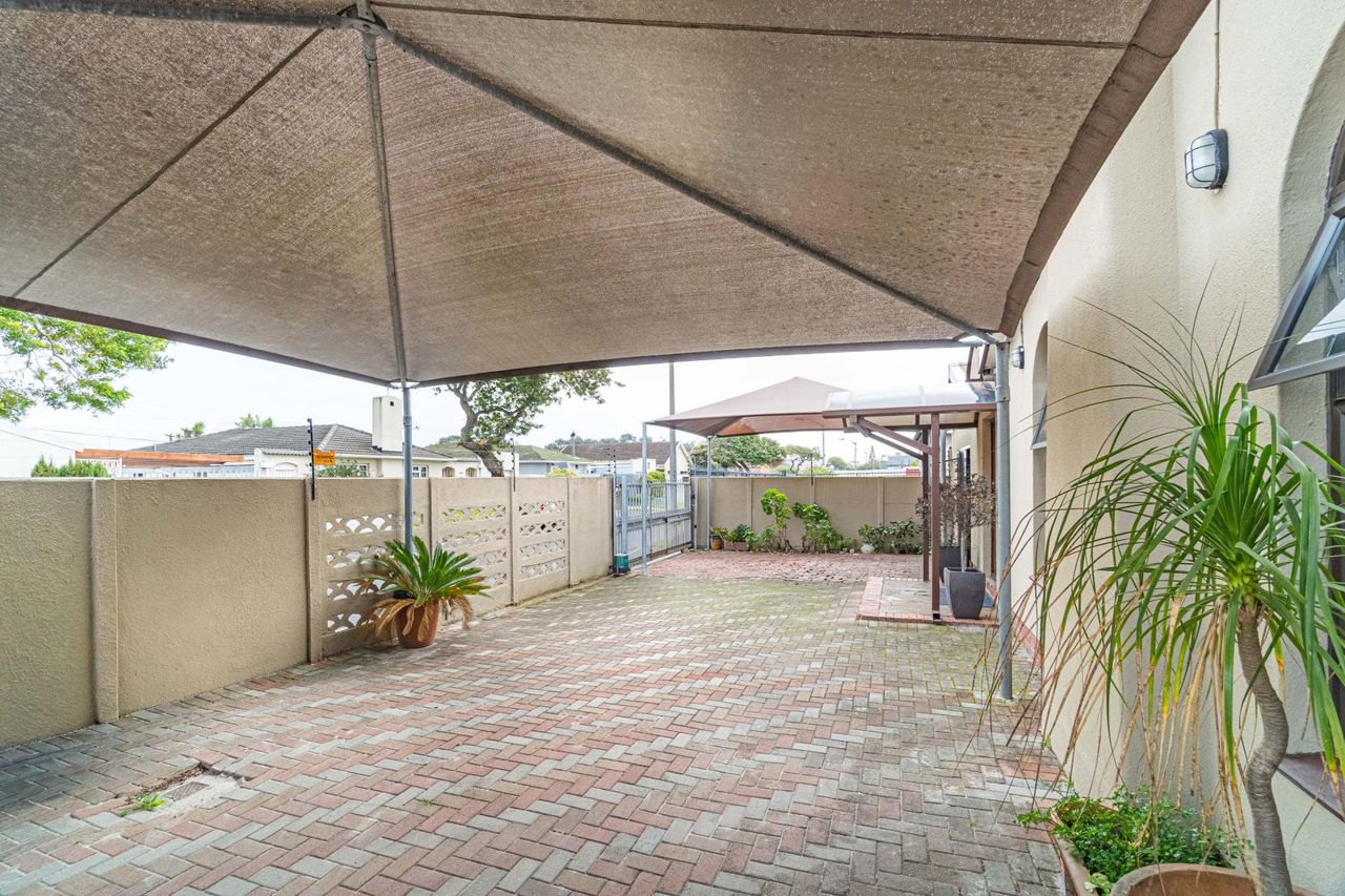 Photo of 3 Bedroom house for sale in Fairways, Cape Town