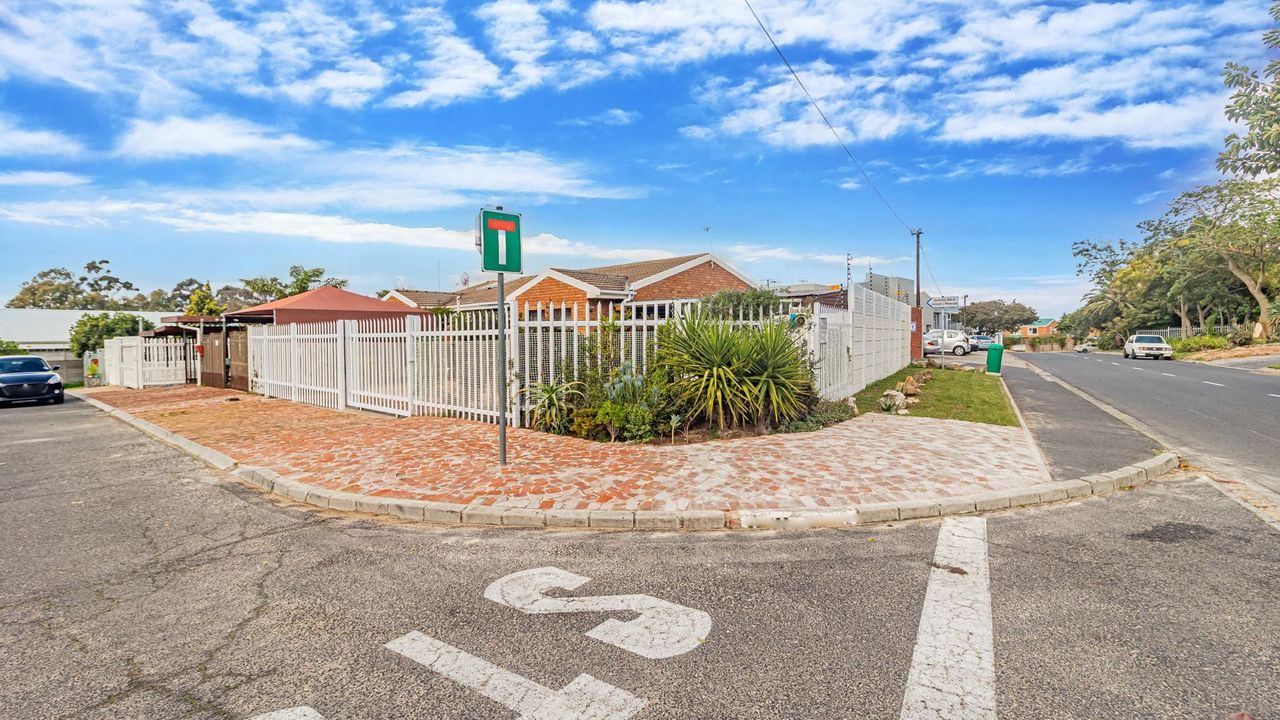Photo of 2 Bedroom house for sale in Oakglen, Bellville