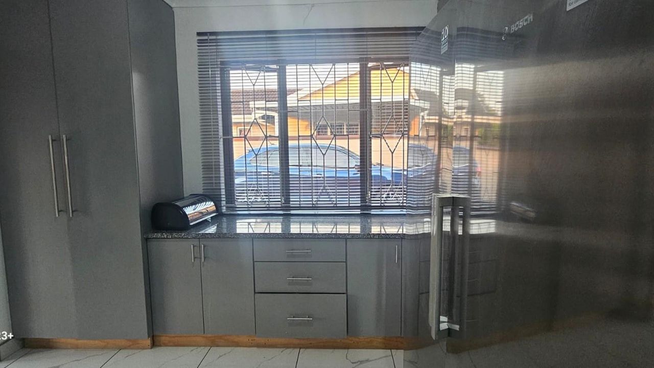 Photo 16 of 24