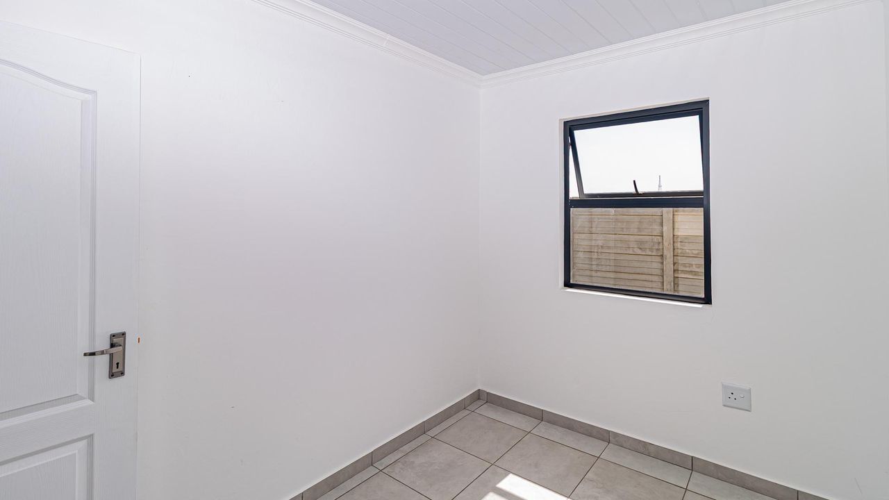 Photo 12 of 32